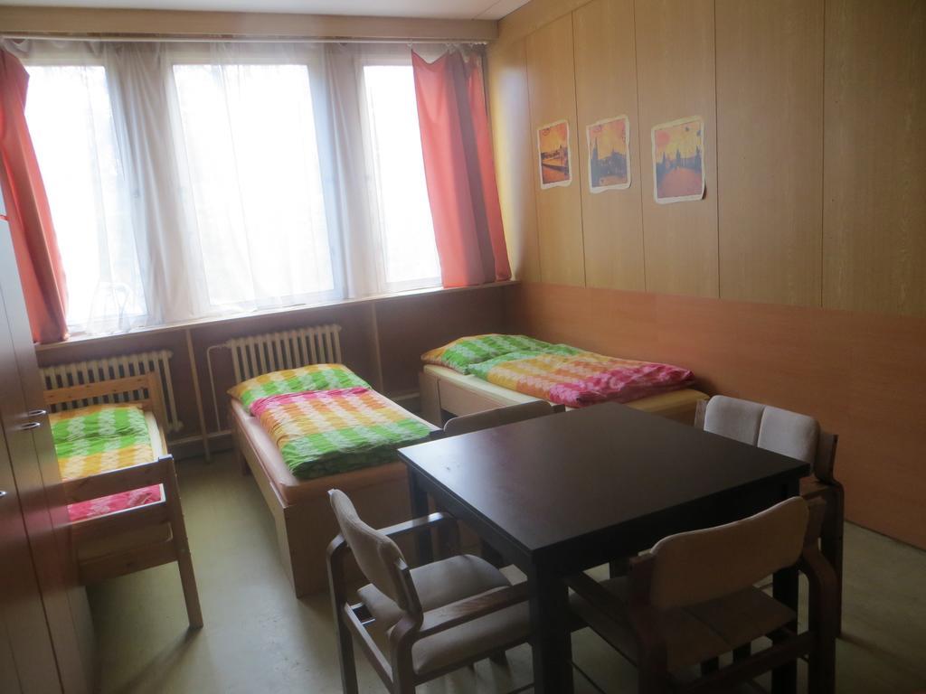 Hostel Monty Ricany (Central Bohemian) Exterior photo