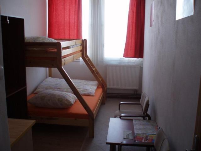Hostel Monty Ricany (Central Bohemian) Exterior photo