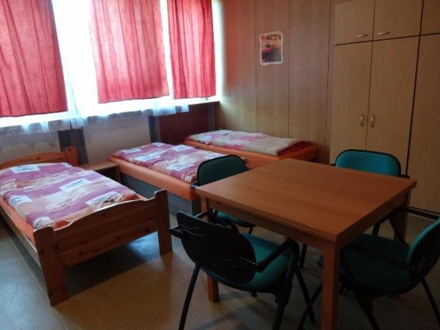 Hostel Monty Ricany (Central Bohemian) Room photo